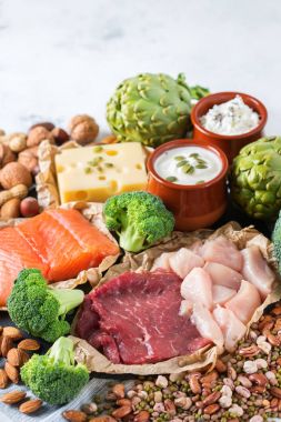 Sağlıklı protein kaynağı ve vücut yiyecek geliştirme ürün yelpazesine. Eti sığır eti somon tavuk göğsü yumurta süt ve süt ürünleri peynir yoğurt fasulye enginar brokoli fındık yulaf yemek