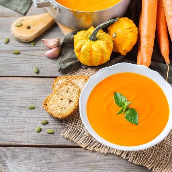 Sarımsak ile sonbahar sonbahar kavrulmuş turuncu kabak havuç çorbası