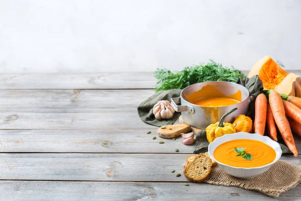 Sarımsak ile sonbahar sonbahar kavrulmuş turuncu kabak havuç çorbası