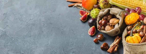 Herbst Herbst Erntedank Hintergrund mit Kürbis Apfel Kastanien Mais — Stockfoto