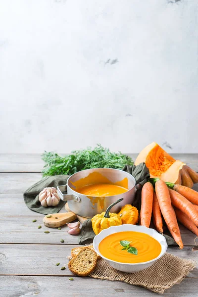 Otoño otoño calabaza naranja tostada sopa de zanahoria con ajo — Foto de Stock