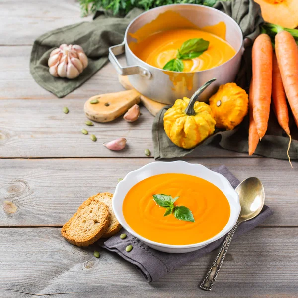 Sarımsak ile sonbahar sonbahar kavrulmuş turuncu kabak havuç çorbası