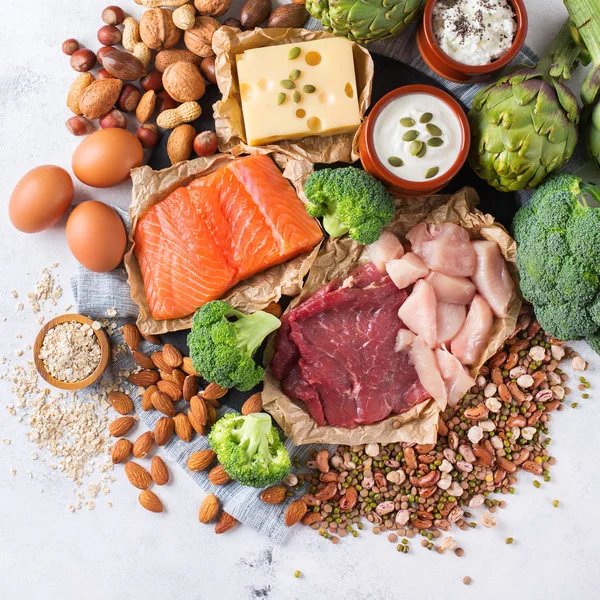 Berbagai macam sumber protein yang sehat dan tubuh yang membangun makanan — Stok Foto