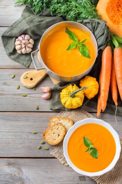 Sarımsak ile sonbahar sonbahar kavrulmuş turuncu kabak havuç çorbası