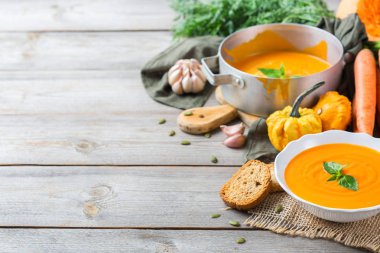 Sarımsak ile sonbahar sonbahar kavrulmuş turuncu kabak havuç çorbası