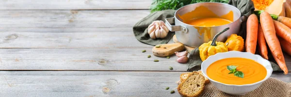 Otoño otoño calabaza naranja tostada sopa de zanahoria con ajo — Foto de Stock