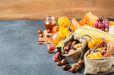 Sonbahar sonbahar Şükran günü arka plan ile Kabak elma kestane mısır hasat