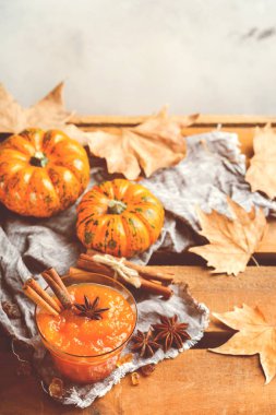 Sonbahar sonbahar kabak reçeli lezzetli baharatlar, tonda ile