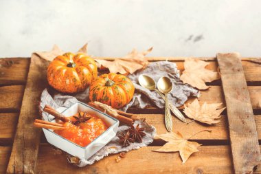 Sonbahar sonbahar kabak reçeli lezzetli baharatlar, tonda ile