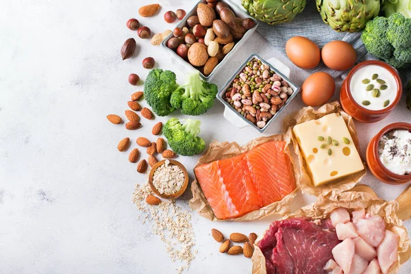 Assortiment de sources de protéines saines et aliments de renforcement musculaire — Photo