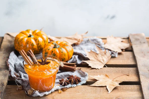 Осенняя тыквенная конфета со специями — стоковое фото