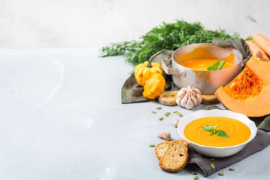 Sarımsak ile sonbahar sonbahar kavrulmuş turuncu kabak havuç çorbası