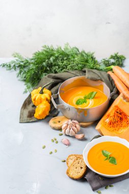 Sarımsak ile sonbahar sonbahar kavrulmuş turuncu kabak havuç çorbası