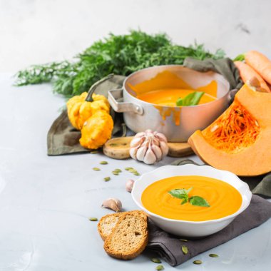 Sarımsak ile sonbahar sonbahar kavrulmuş turuncu kabak havuç çorbası