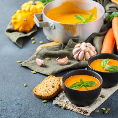 Sarımsak ile sonbahar sonbahar kavrulmuş turuncu kabak havuç çorbası