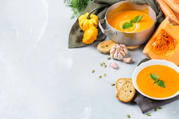 Otoño otoño calabaza naranja tostada sopa de zanahoria con ajo — Foto de Stock