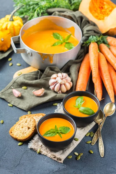 Otoño otoño calabaza naranja tostada sopa de zanahoria con ajo — Foto de Stock