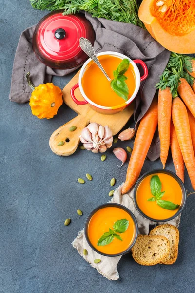 Otoño otoño calabaza naranja tostada sopa de zanahoria con ajo — Foto de Stock