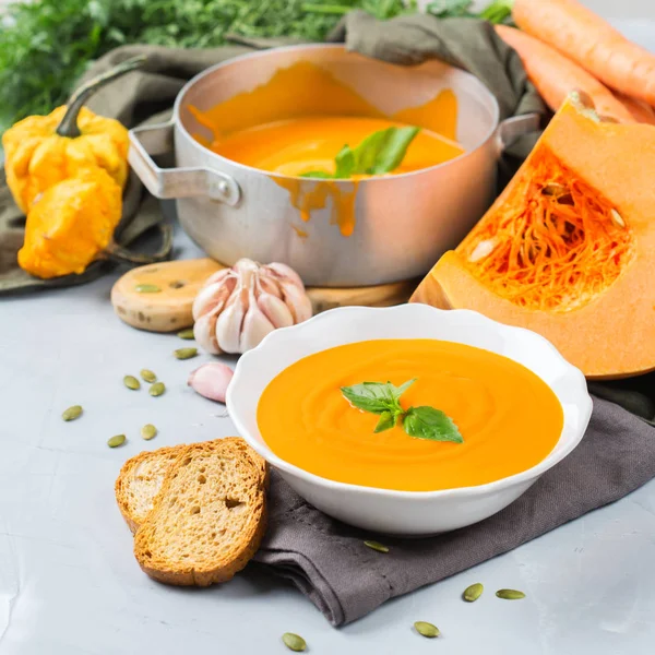 Sarımsak ile sonbahar sonbahar kavrulmuş turuncu kabak havuç çorbası