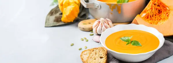 Fall autumn roasted orange pumpkin carrot soup with garlic — Stock Photo, Image
