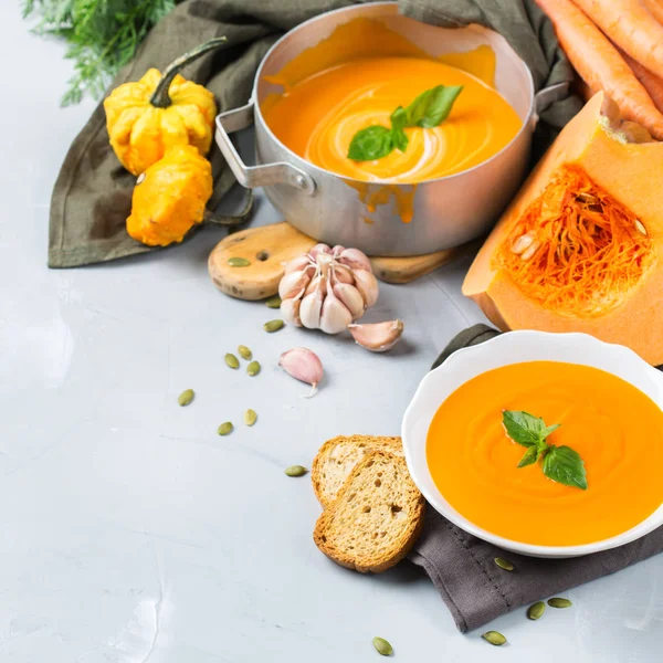 Sarımsak ile sonbahar sonbahar kavrulmuş turuncu kabak havuç çorbası