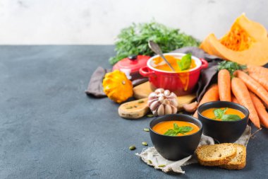 Sarımsak ile sonbahar sonbahar kavrulmuş turuncu kabak havuç çorbası