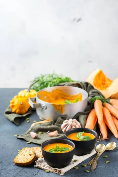 Höst höst rostad orange pumpa morotssoppa med vitlök — Stockfoto
