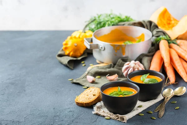 Осенью жареный апельсиновый суп из тыквы с чесноком — стоковое фото