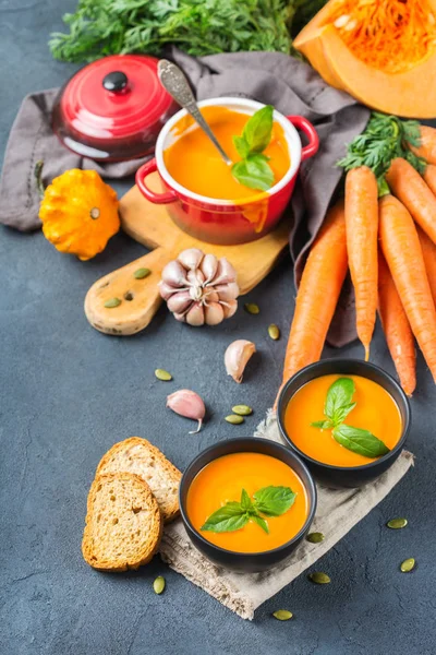 Otoño otoño calabaza naranja tostada sopa de zanahoria con ajo — Foto de Stock