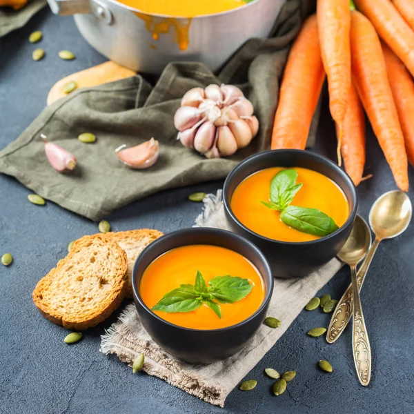 Sarımsak ile sonbahar sonbahar kavrulmuş turuncu kabak havuç çorbası