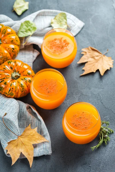 Thanksgiving pumpkin autumn fresh juice drink cocktail beverage — Stock Photo, Image