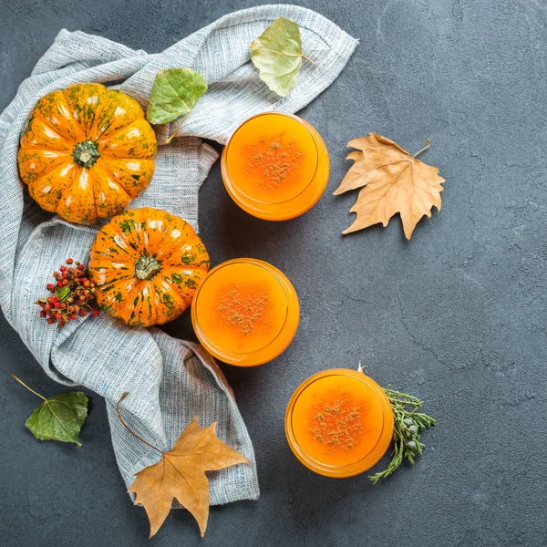 Thanksgiving pumpkin autumn fresh juice drink cocktail beverage — Stock Photo, Image