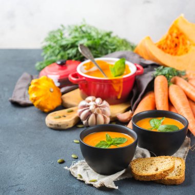 Sarımsak ile sonbahar sonbahar kavrulmuş turuncu kabak havuç çorbası