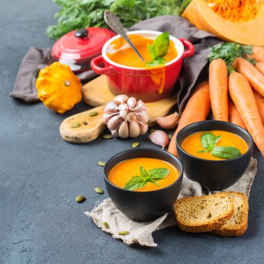 Sarımsak ile sonbahar sonbahar kavrulmuş turuncu kabak havuç çorbası