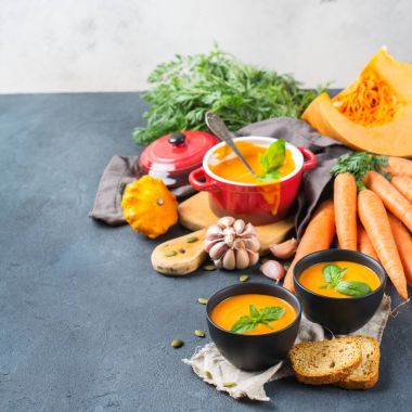 Sarımsak ile sonbahar sonbahar kavrulmuş turuncu kabak havuç çorbası