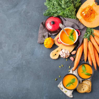 Sarımsak ile sonbahar sonbahar kavrulmuş turuncu kabak havuç çorbası