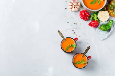 Sarımsak ile domates biber çorbası gaspaço