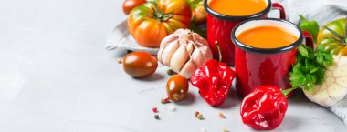 Sarımsak ile domates biber çorbası gaspaço