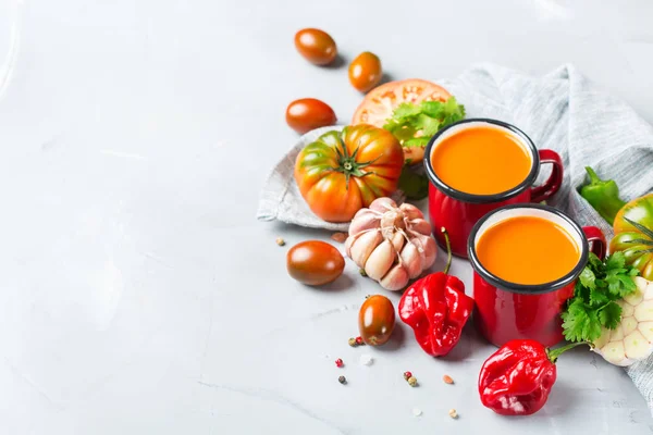 Tomaten-Paprika-Suppe Gazpacho mit Knoblauch — Stockfoto