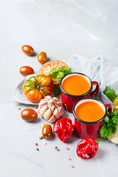 Tomaten-Paprika-Suppe Gazpacho mit Knoblauch — Stockfoto