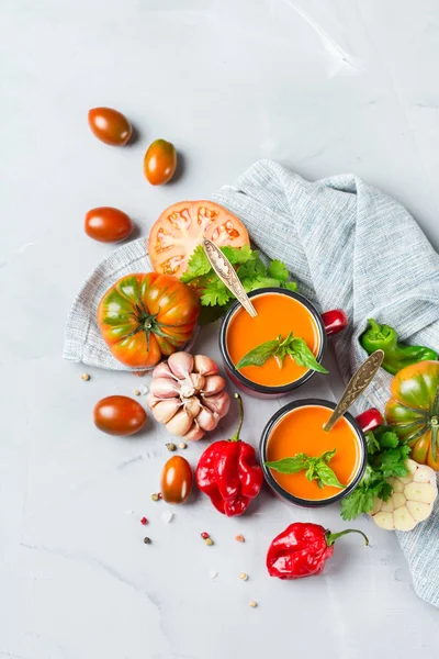 Sarımsak ile domates biber çorbası gaspaço