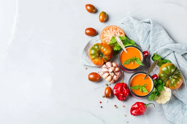 Sarımsak ile domates biber çorbası gaspaço