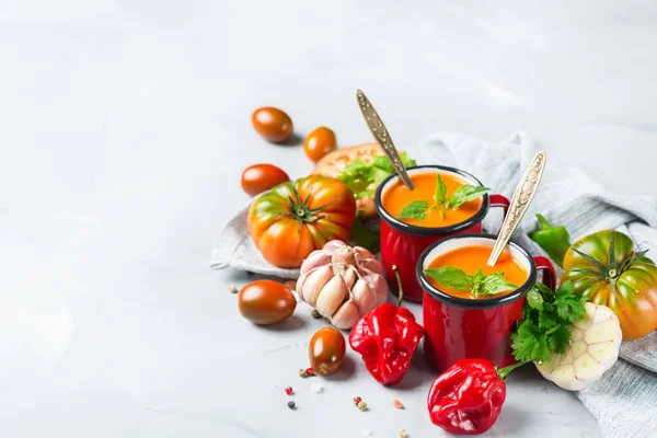 Sarımsak ile domates biber çorbası gaspaço