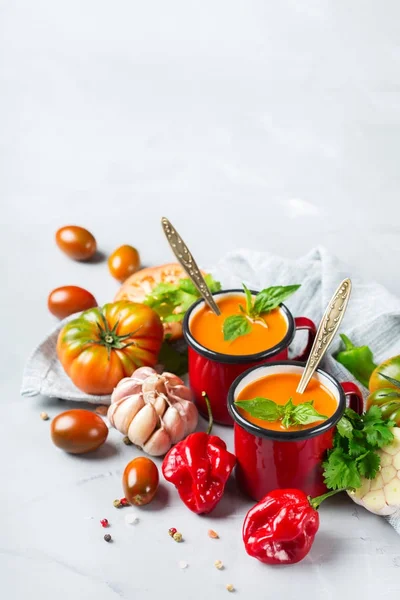 Sarımsak ile domates biber çorbası gaspaço
