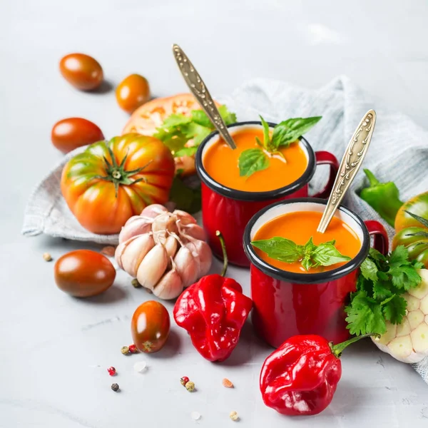 Tomaten-Paprika-Suppe Gazpacho mit Knoblauch — Stockfoto