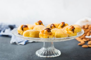 Badem pasta, kurabiye, bisküvi, bir tabloda tatlılar