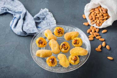 Badem pasta, kurabiye, bisküvi, bir tabloda tatlılar
