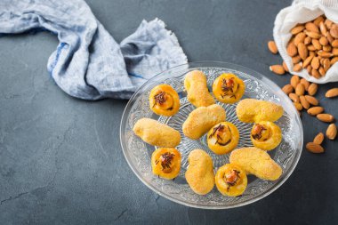 Badem pasta, kurabiye, bisküvi, bir tabloda tatlılar