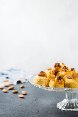 Badem pasta, kurabiye, bisküvi, bir tabloda tatlılar