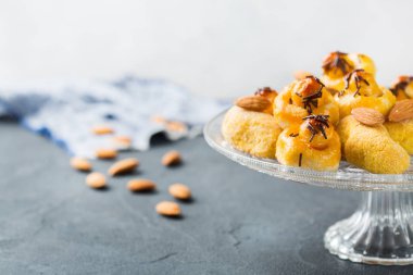 Badem pasta, kurabiye, bisküvi, bir tabloda tatlılar